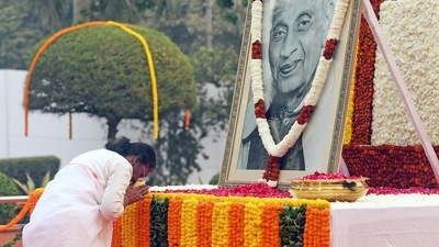 On the occasion, President Droupadi Murmu paid homage to Sardar Vallabhbhai Patel on his birth anniversary at Rashtrapati Bhavan. (President of India Twitter) On the occasion, President Droupadi Murmu paid homage to Sardar Vallabhbhai Patel on his birth anniversary at Rashtrapati Bhavan. (President of India Twitter)