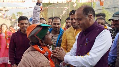 Himachal Pradesh chief minister Jai Ram Thakur interacts with a BJP supporter during his election campaign ahead of the state assembly elections, in Mandi on Monday. (ANI)