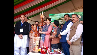 Congress General Secretary Priyanka Gandhi Vadra being presented with a trident by Himachal Pradesh party chief Pratibha Singh during a public meeting for the upcoming State Assembly elections, at Paddal Ground, in Mandi on Monday. (HT Photo) Congress General Secretary Priyanka Gandhi Vadra being presented with a trident by Himachal Pradesh party chief Pratibha Singh during a public meeting for the upcoming State Assembly elections, at Paddal Ground, in Mandi on Monday. (HT Photo)