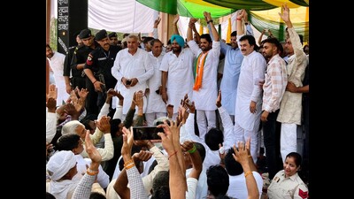 Adampur bypoll: Political rivalry aside, Dushyant shares stage with Bishnois