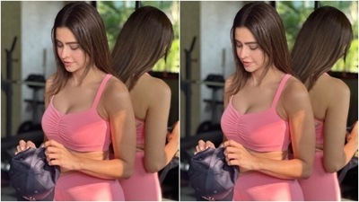 In open tresses styled in straight locks and a no-makeup look with just a shade of pink lipstick, Aamna looked amazing as ever.  (Instagram/@aamnasharifofficial)