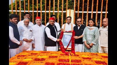 Akhilesh Yadav graces event, pays tribute to late freedom fighter (HT PHOTO)