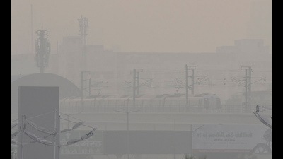A dense blanket of smog shrouds Kaushambi in the early hours of Sunday amid deteriorating air quality levels, New Delhi, October 30, 2022 (Hindustan Times) A dense blanket of smog shrouds Kaushambi in the early hours of Sunday amid deteriorating air quality levels, New Delhi, October 30, 2022 (Hindustan Times)