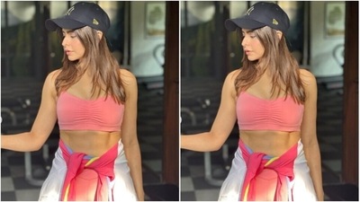 Aamna teamed a pastel pink sports bra and a pair of pastel pink tights as she posed for the cameras.  (Instagram/@aamnasharifofficial)