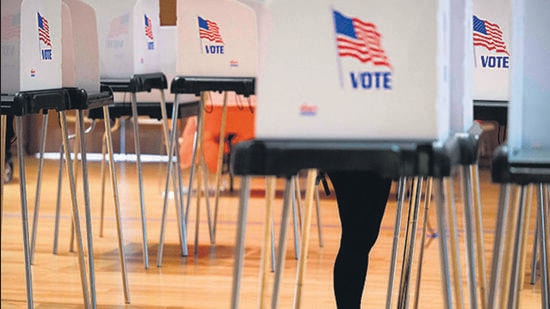 A voter marks her ballot during early voting for the US midterm elections on October 28, 2022 in Silver Spring, Maryland. - The election is scheduled for November 8. (AFP)