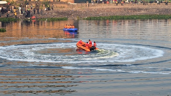 Authorities said the 19th-century, colonial-era pedestrian bridge collapsed because it could not handle the weight of the large crowd, as the Hindu festival of Chhath Puja drew hundreds of sightseers to the recently opened tourist attraction.(AFP)