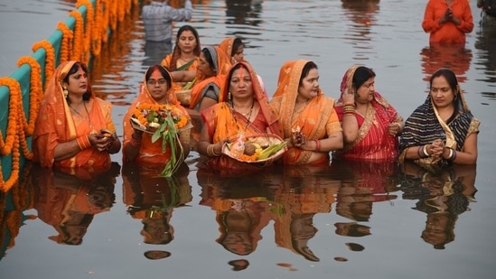 A large number of devotees offer 'Suryoday Arag' to Surya Dev in Lucknow on the last day of the 4-day Chhath puja festival at Dahi Ghat.(HT Photo/Deepak Gupta)