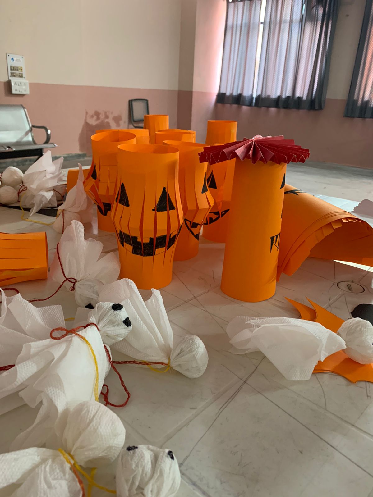 Halloween celebrations at IHE made the students prepare an interesting decor in advance. Halloween celebrations at IHE made the students prepare an interesting decor in advance.