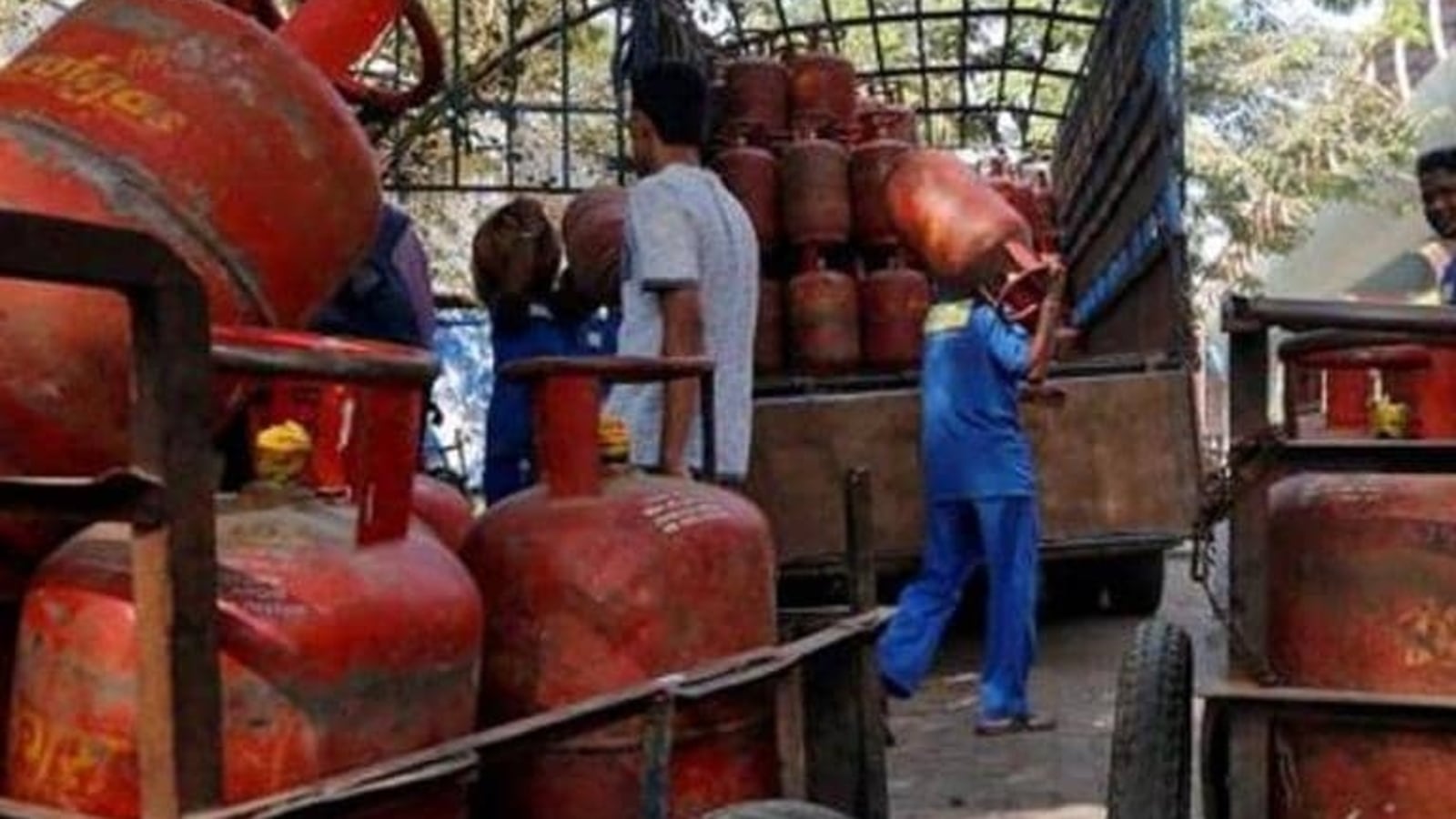 Price of commercial LPG gas cylinders slashed by ₹115. Check latest