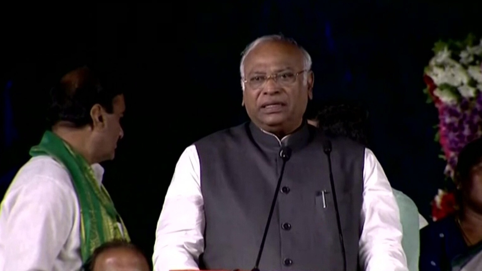 only-congress-under-rahul-gandhi-can-form-non-bjp-govt-kharge-s-message-from-hyderabad