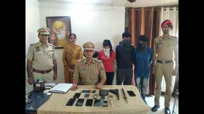 The accused and the stolen items recovered from them in Mohali police custody. (HT) The accused and the stolen items recovered from them in Mohali police custody. (HT)