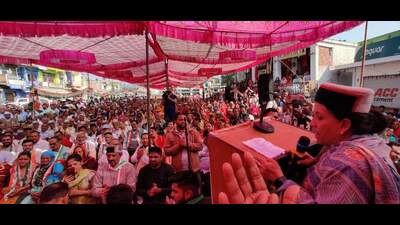 Himachal Congress chief Pratibha Singh during elections rallies in Jhandutta on Tuesday. (HT Photo)