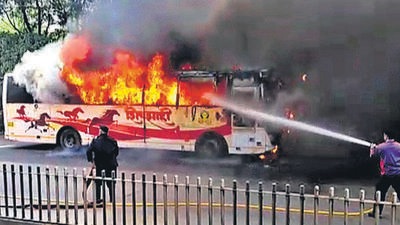 The alertness of driver saved 42 lives on Tuesday when Shivashahi bus of MSRTC caught fire in the Shastrinagar area of Yerawada in Pune. (HT) The alertness of driver saved 42 lives on Tuesday when Shivashahi bus of MSRTC caught fire in the Shastrinagar area of Yerawada in Pune. (HT)