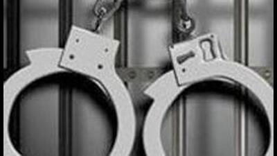 Three persons who pretended to be police officials looted an IT engineer on Pimplagaon road in Pune by demanding money under various traffic violations. ((PIC FOR REPRESENTATION))