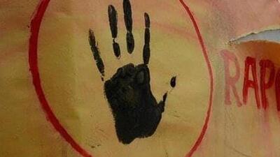 Police arrested a waiter, a resident of Khargone, while another accused is still at large. Police arrested a waiter, a resident of Khargone, while another accused is still at large.