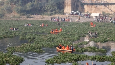 Rescuers conduct search operation after a suspension bridge collapsed on Sunday, in Morbi town in the western state of Gujarat, India, November 1, 2022. REUTERS/Stringer NO RESALES. NO ARCHIVES. (REUTERS)