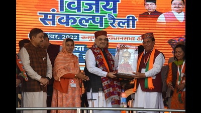 Union home minister Amit Shah being felicitated by BJP MLA Suresh Bhardwaj during a public meeting, ahead of the Himachal Pradesh assembly elections, in Shimla, Tuesday. (HT Photo) Union home minister Amit Shah being felicitated by BJP MLA Suresh Bhardwaj during a public meeting, ahead of the Himachal Pradesh assembly elections, in Shimla, Tuesday. (HT Photo)