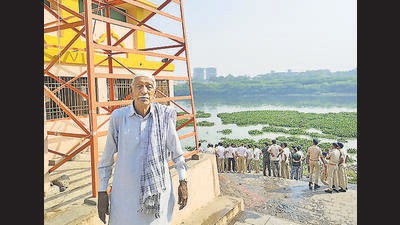 Abbas Arav Chaniya, 78, guided the locals in the area during rescue operations at the site of the bridge collapse. (HT Photo) Abbas Arav Chaniya, 78, guided the locals in the area during rescue operations at the site of the bridge collapse. (HT Photo)