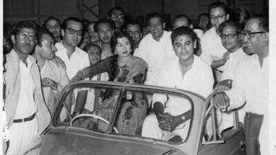 Madhubala and Kishore Kumar (centre) at the muhurat of Chalti Ka Naam Gadi. (Courtesy Juhi Lahiri Adesara) Madhubala and Kishore Kumar (centre) at the muhurat of Chalti Ka Naam Gadi. (Courtesy Juhi Lahiri Adesara)