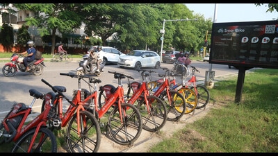 After launching 1,250 bicycles each in Phase 1 in August 2021 and Phase 2 in February 2022, the firm, SmartBike Mobility, plans to launch an equal number in the next two phases, taking the total to 5,000. (Sanjeev Sharma/HT) After launching 1,250 bicycles each in Phase 1 in August 2021 and Phase 2 in February 2022, the firm, SmartBike Mobility, plans to launch an equal number in the next two phases, taking the total to 5,000. (Sanjeev Sharma/HT)