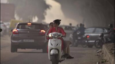 Commuters making their way through smog in Ludhiana amid deteriorating AQI. (Gurpreet Singh/HT)