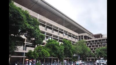 Lawyers had suspended work after a resolution in this regard was passed by general House of the Bar body. (HT Photo) Lawyers had suspended work after a resolution in this regard was passed by general House of the Bar body. (HT Photo)