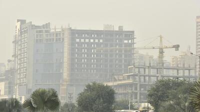 Smog envelopes Greater Noida on Tuesday. The AQI reading at Greater Noida’s Knowledge Park 3 station crossed 400 around 9am on Tuesday and stayed in that zone till 5pm on Tuesday. (Sunil Ghosh/Hindustan Times) Smog envelopes Greater Noida on Tuesday. The AQI reading at Greater Noida’s Knowledge Park 3 station crossed 400 around 9am on Tuesday and stayed in that zone till 5pm on Tuesday. (Sunil Ghosh/Hindustan Times)