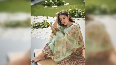 Sara Ali Khan sat near a pond and posed elegantly like the queen she already is. (Instagram/@saraalikhan95) Sara Ali Khan sat near a pond and posed elegantly like the queen she already is. (Instagram/@saraalikhan95)