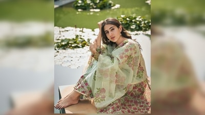 Sara Ali Khan completed her look with jhumkas and a small black bindi. (Instagram/@saraalikhan95) Sara Ali Khan completed her look with jhumkas and a small black bindi. (Instagram/@saraalikhan95)