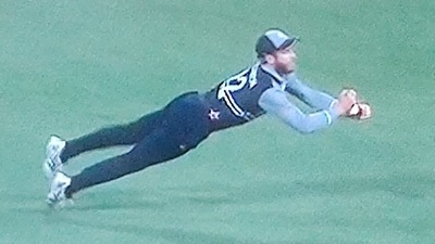 Kane Williamson attempting a brilliant catch in the T20 World Cup match against England. (twitter/@DaebakankitaF) Kane Williamson attempting a brilliant catch in the T20 World Cup match against England. (twitter/@DaebakankitaF)