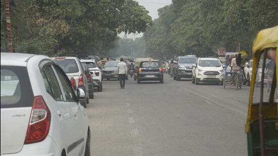 Vehicles illegally parked along a main road in Ghaziabad on Tuesday. (Sakib Ali/HT Photo)
