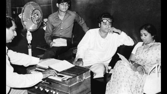 Amit Kumar, Kishore Kumar and Asha Bhosle for the recording of ‘Boley Re Sajan’ for Badti Ka Naam Dadhi (1974) (Courtesy Sudarshan Talwar)