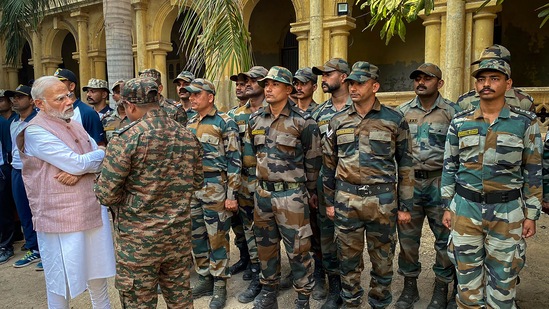 Prime Minister Narendra Modi meets defense personnel involved in rescue operation.(PTI)
