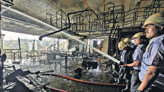 Fire brigade staff in action at restaurant ‘Vegeta’ in Lullanagar area of Pune on Tuesday. (Rahul Raut/HT PHOTO)