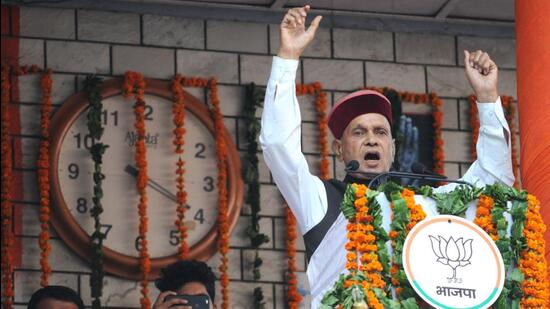 Prem Kumar Dhumal, senior Bharatiya Janata Party leader from Himachal Pradesh, during an election rally in Hamirpur ahead of the state polls in 2017. (Anil Dayal/ HT File Photo)
