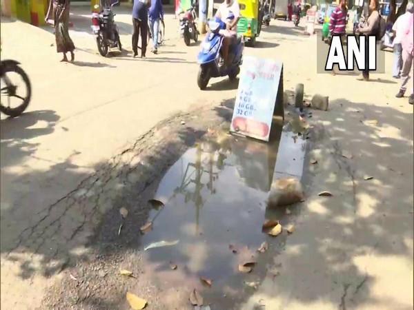 The AAP workers, planning to start the procession from there and lock the BBMP office, were stopped and arrested by the police midway. (ANI) The AAP workers, planning to start the procession from there and lock the BBMP office, were stopped and arrested by the police midway. (ANI)