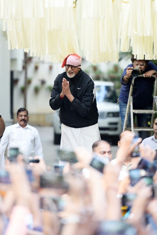 Amitabh Bachchan meeting fans outside Jalsa. (Amitabh Bachchan/ Tumblr)