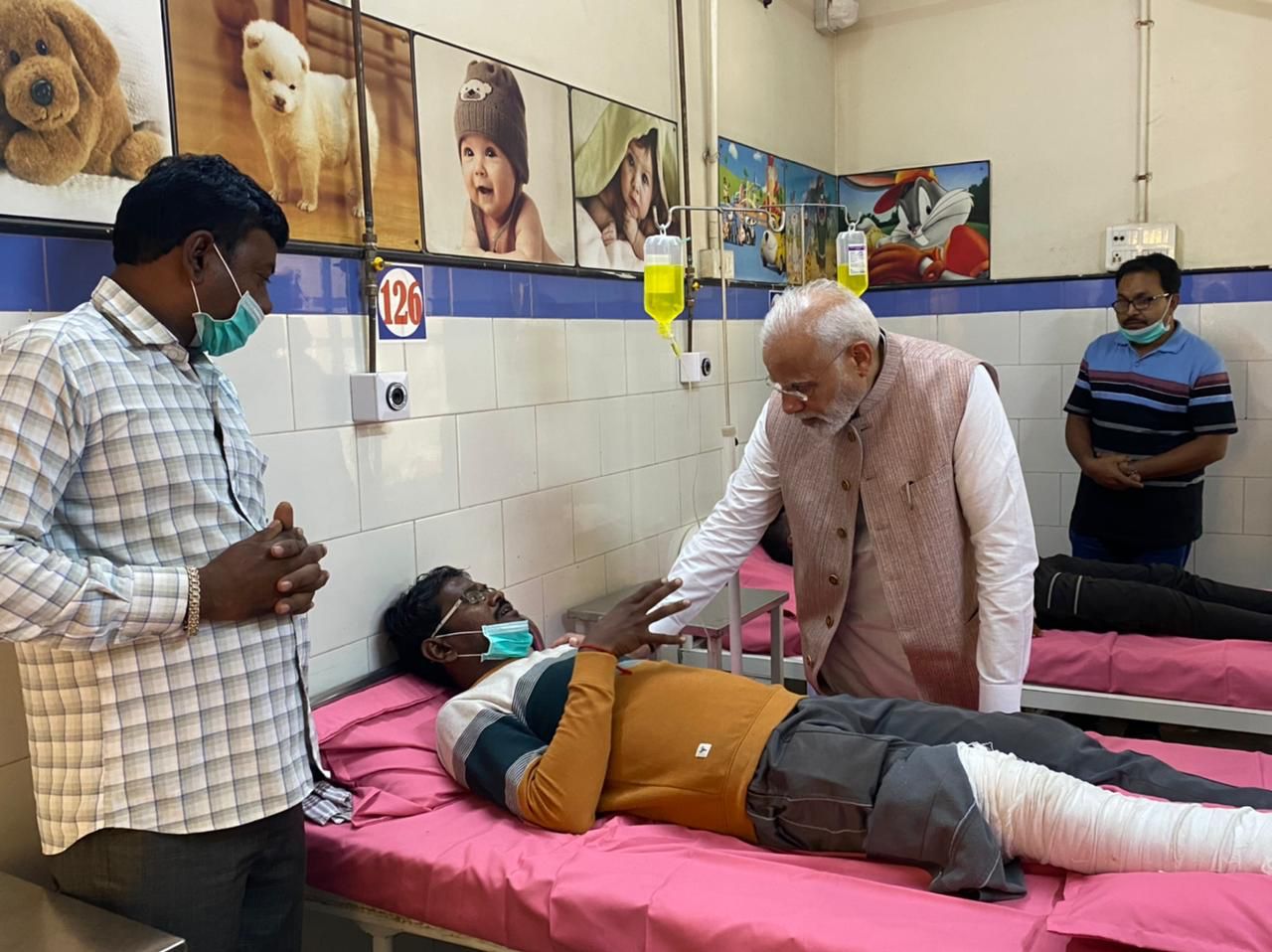 PM Modi interacts with aa patient at the local hospital in Morbi, Gujarat. on Tuesday. (HT Photo) PM Modi interacts with aa patient at the local hospital in Morbi, Gujarat. on Tuesday. (HT Photo)