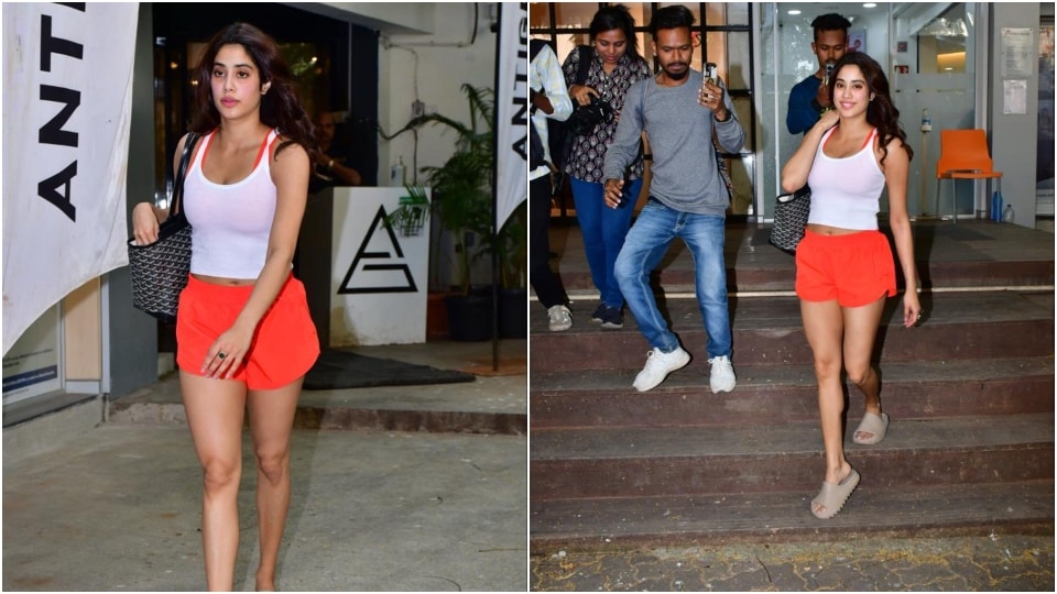 Janhvi was spotted in Bandra.(HT Photos/Varinder Chawla)