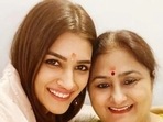 When Kriti Sanon's mom reacted to Karan Johar. When Kriti Sanon's mom reacted to Karan Johar.