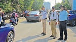Pune Traffic police along with parents manage traffic outside Vibgyor school. (Ravindra Joshi/HT PHOTO) Pune Traffic police along with parents manage traffic outside Vibgyor school. (Ravindra Joshi/HT PHOTO)