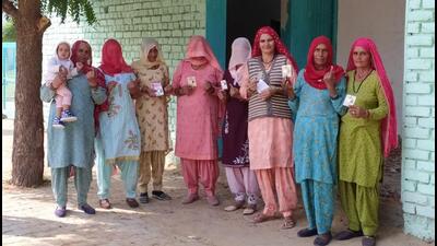 A number of voters, including women, had queued up since morning in many districts and many elderly also cast their vote. (Manoj Dakha/HT) A number of voters, including women, had queued up since morning in many districts and many elderly also cast their vote. (Manoj Dakha/HT)