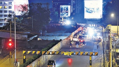 Mumbai, India - November 02, 2022: Gokhale Bridge at Andheri, in Mumbai, India, on Wednesday, November 02, 2022. (Photo by Vijay Bate/HT Photo) (HT PHOTO) Mumbai, India - November 02, 2022: Gokhale Bridge at Andheri, in Mumbai, India, on Wednesday, November 02, 2022. (Photo by Vijay Bate/HT Photo) (HT PHOTO)