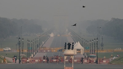 Smog engulfs the Kartavya path, in New Delhi on Wednesday. (ANI)