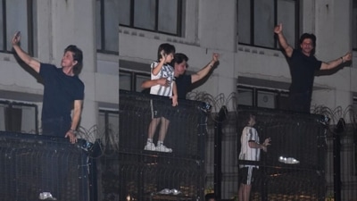 Shah Rukh Khan made a midnight appearance on the balcony. Shah Rukh Khan made a midnight appearance on the balcony.