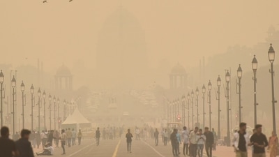 Commuters on Kartavya Path seen in a dense blanket of smog amid deteriorating air quality levels on Monday. (Sanjeev Verma/HT) ) Commuters on Kartavya Path seen in a dense blanket of smog amid deteriorating air quality levels on Monday. (Sanjeev Verma/HT) )
