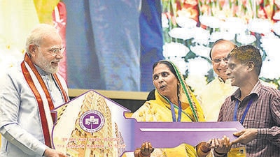 Prime Minister Narendra Modi hands over keys to slum dwellers of Bhoomiheen after inaugurating 3024 newly constructed flats at Kalkaji under ‘In-situ Slum Rehabilitation’ project, at Vigyan Bhawan, in New Delhi, India, on Wednesday, November 2, 2022. (HT Photos) Prime Minister Narendra Modi hands over keys to slum dwellers of Bhoomiheen after inaugurating 3024 newly constructed flats at Kalkaji under ‘In-situ Slum Rehabilitation’ project, at Vigyan Bhawan, in New Delhi, India, on Wednesday, November 2, 2022. (HT Photos)