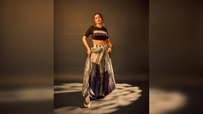 Rakul Preet gave a 360 twist to her casual look by teaming her outfit with oxidised silver danglers and denim bangles. (Instagram/@rakulpreet) Rakul Preet gave a 360 twist to her casual look by teaming her outfit with oxidised silver danglers and denim bangles. (Instagram/@rakulpreet)