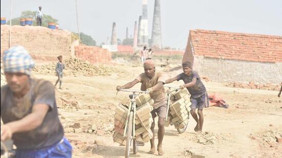 As per studies on air pollution, the brick kilns in Bihar cause 15-18% of air pollution while transportation, domestic usage of fuels, industry and dust are other major pollutants in the state (HT Photo)