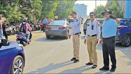 Pune Traffic police along with parents manage traffic outside Vibgyor school. (Ravindra Joshi/HT PHOTO)